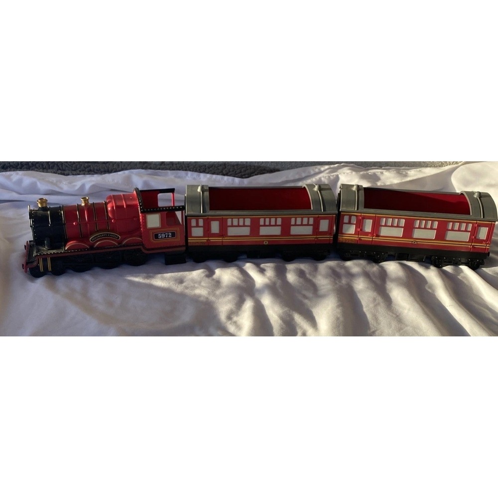 Hogwarts Castle 5972 Locomotive & 2 Passenger Trains NO Coal Tender READ